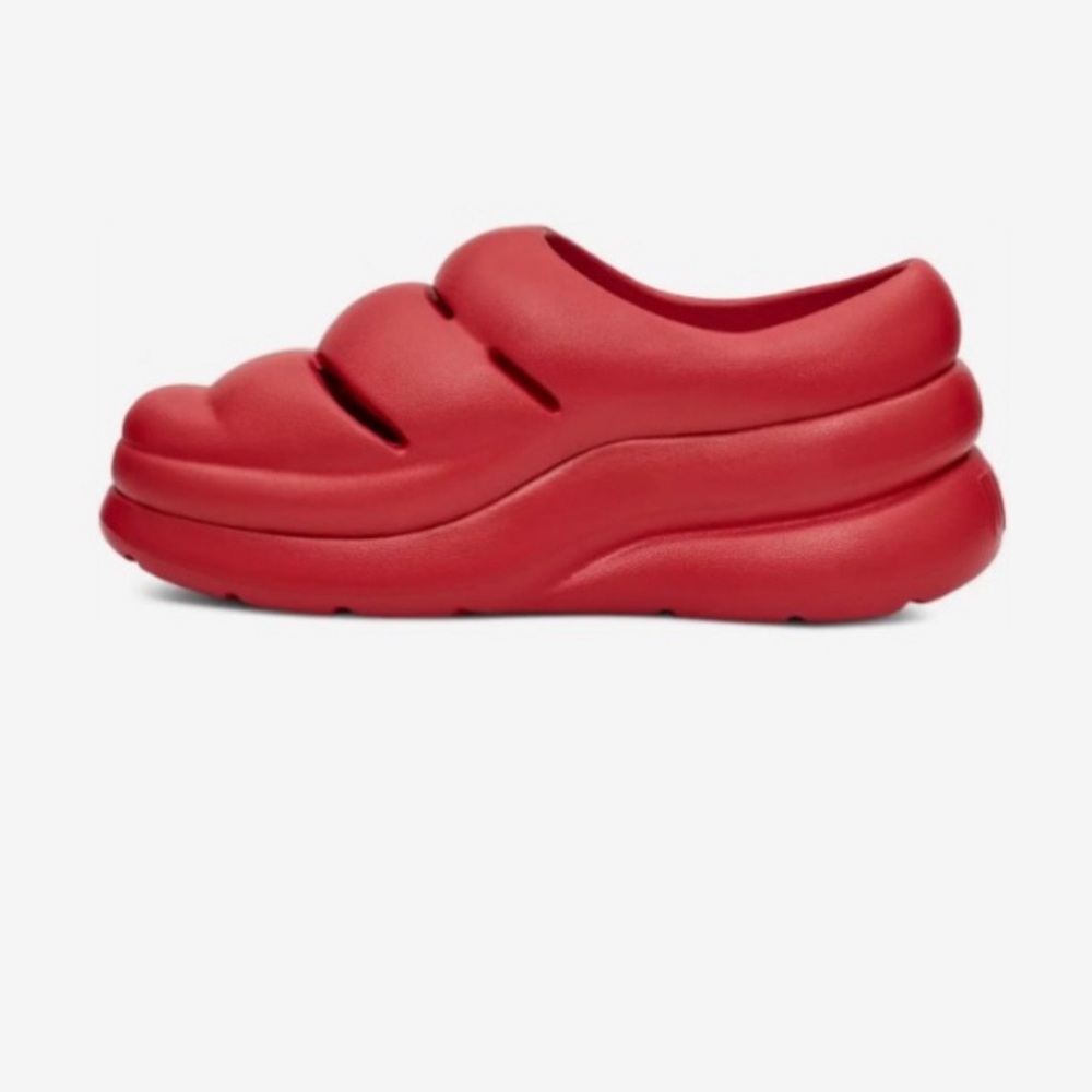 UGG Women's Sport Yeah Clog in Samba Red,
NWT
9 US